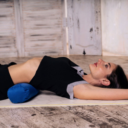 Валик из гречихи с хлопковым чехлом 50х10см