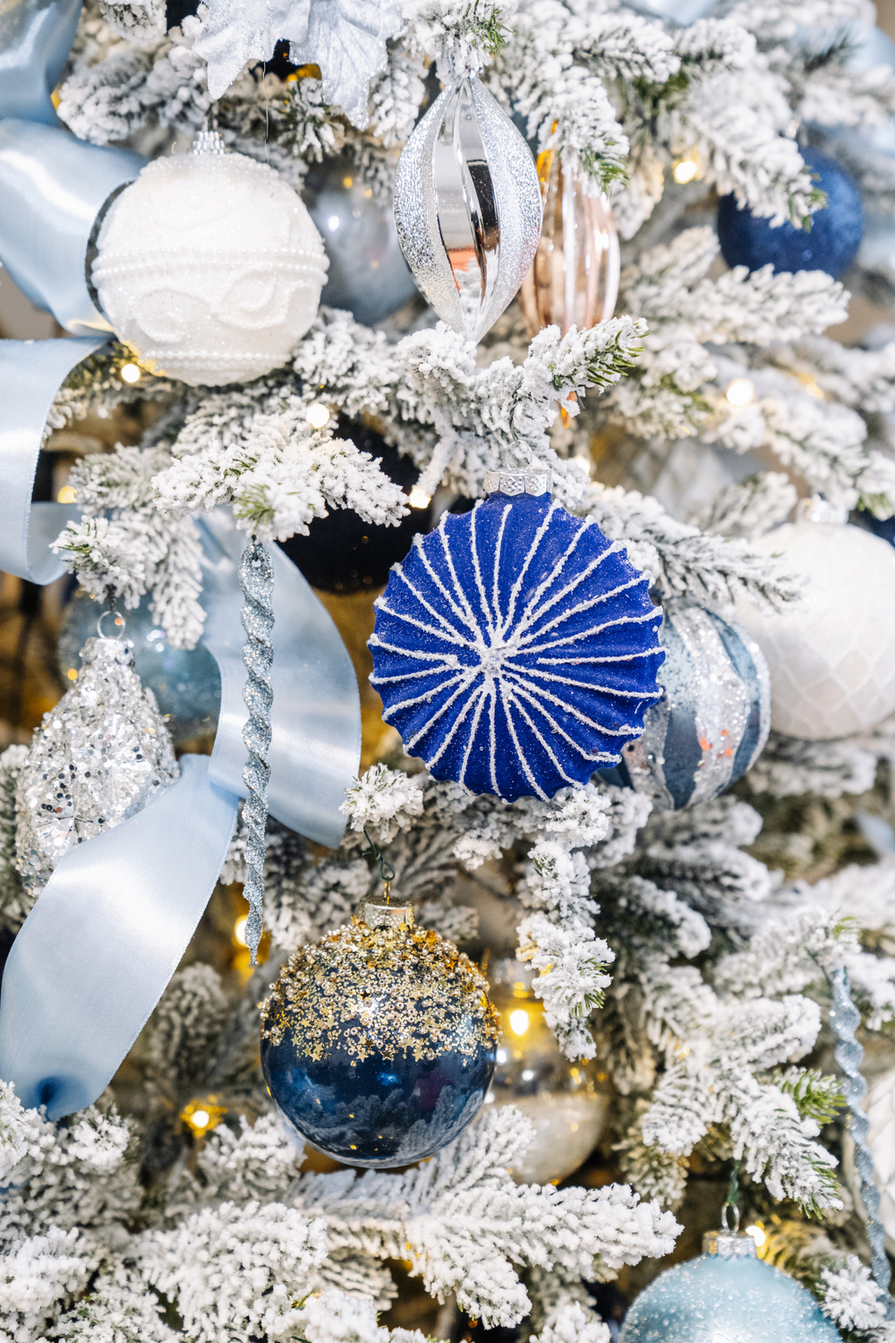 Дизайнерская заснеженная ель «Серебристый иней»