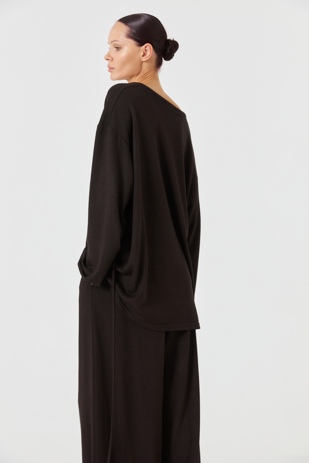 Лонгслив с V-образным вырезом