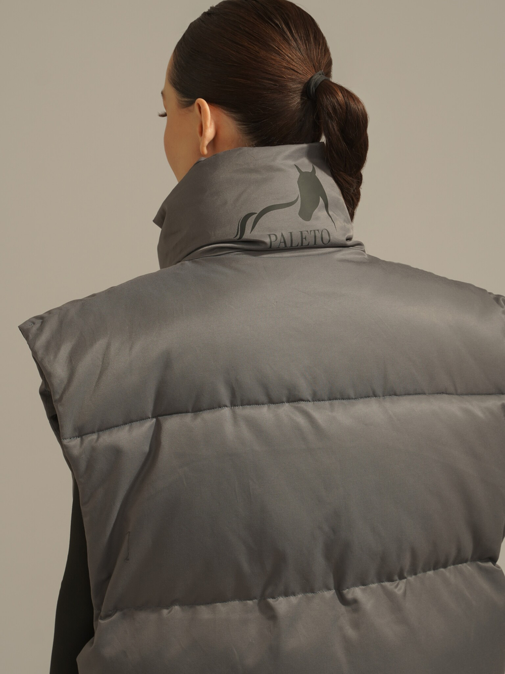 Жилет oversize утепленный, серый с печатью