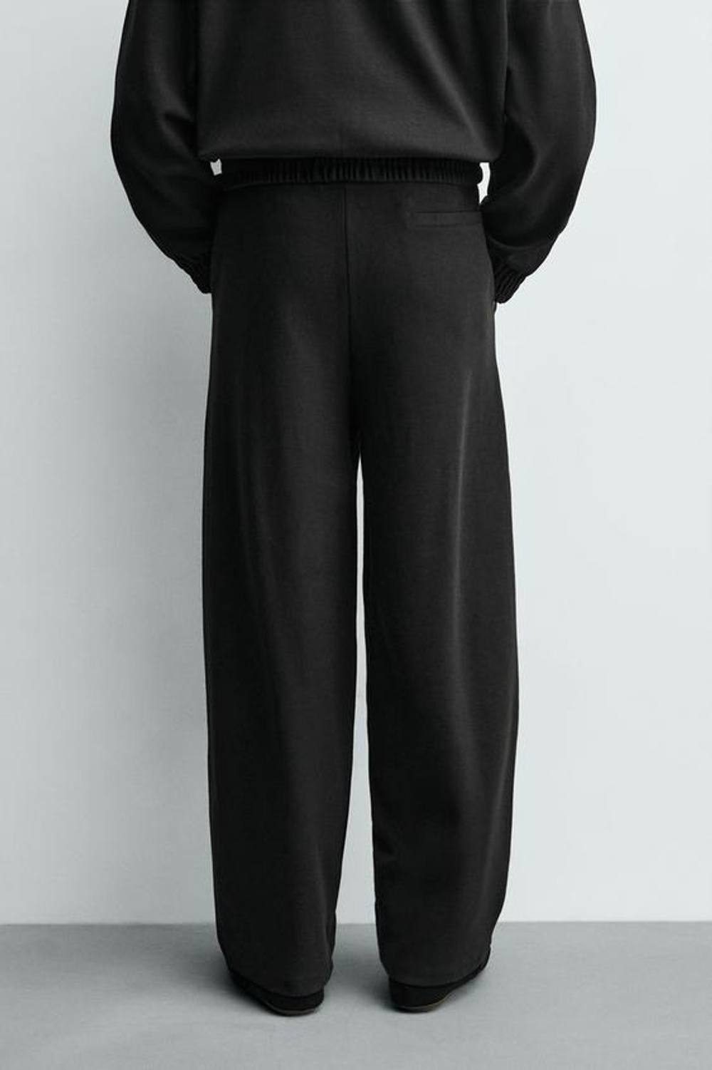 БРЮКИ-ДЖОГГЕРЫ WIDE FIT СО СКЛАДКАМИ, ЧЕРНЫЙ