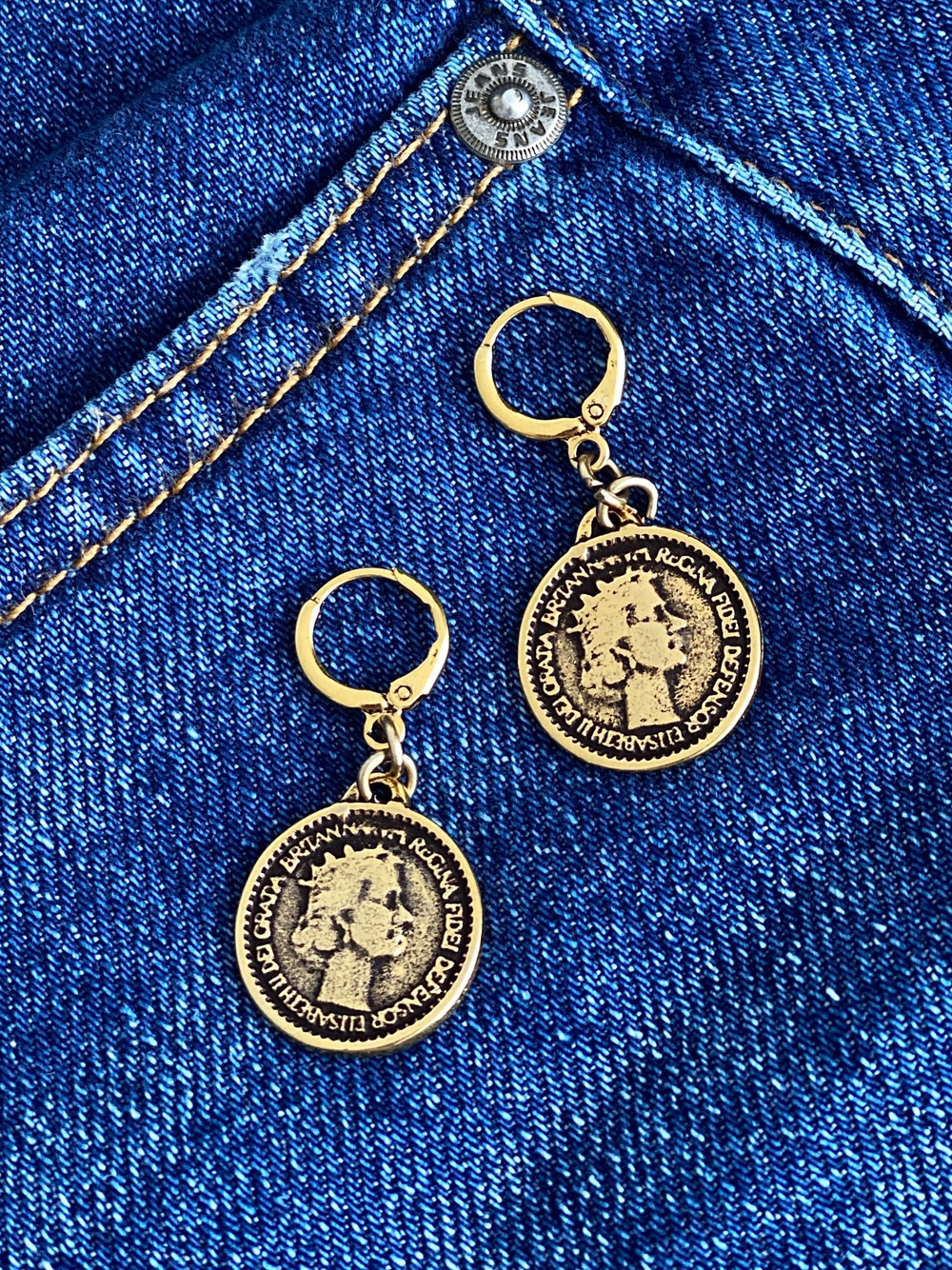 Серьги монеты с профилем Елизаветы II, замок левербек, оттенок золото антик