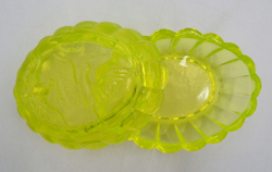 Шкатулка «Пара голубей». Урановое стекло. Cер. XX в. Чехия. Длина – 12,5 см