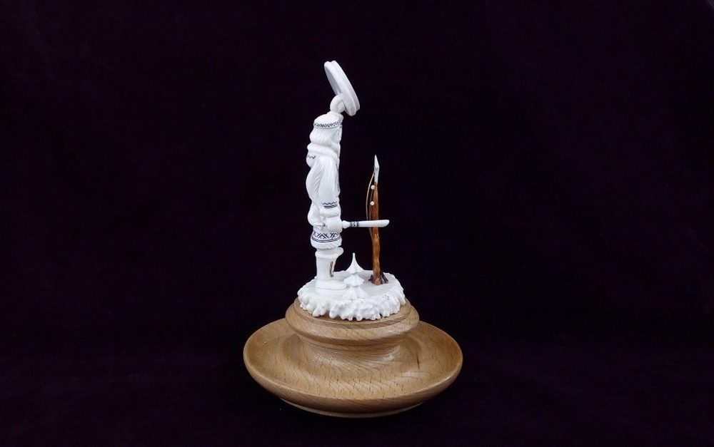 Шаман у костра, скульптура, из рога лося