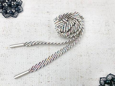 Шнур, ш. 1 см, L 125 см, белый с цветной нитью