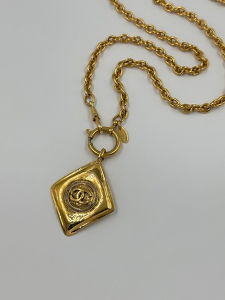 Кулон в виде ромба с логотипом Chanel