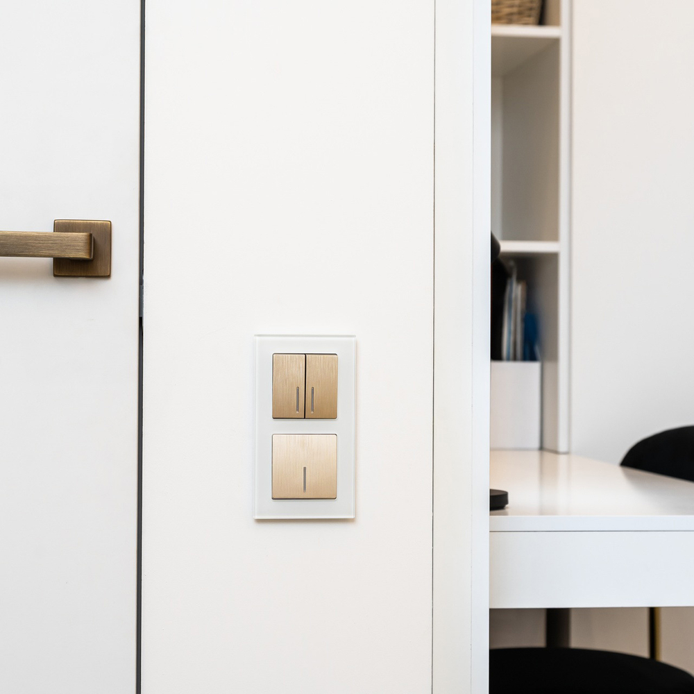 Выключатель одноклавишный проходной с подсветкой (шампань рифленый)