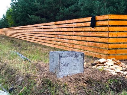 В «Усадьбе Романово» ведется монтаж опалубки для бетонирования тумб для малых архитектурных форм