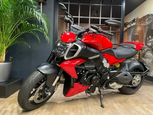 Ducati Diavel V4 (2025) RED