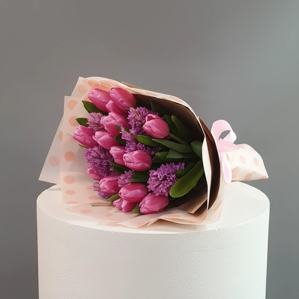 Букет "Весенний" из 15 тюльпанов и 7 гиацинтов в матовой упаковке.