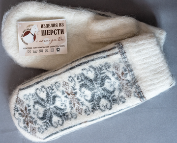 Варежки с узором белые