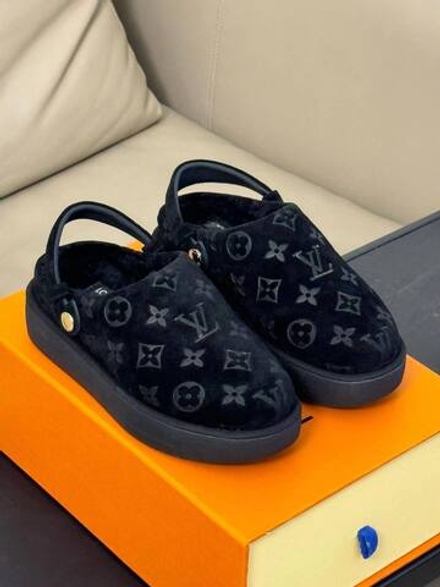Мюли женские Louis Vuitton Aspen Clog с мехом в черном цвете