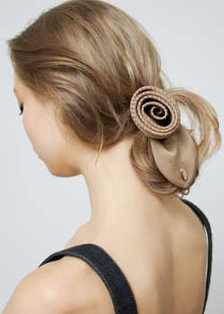 Резинка-роза с листиком и декором