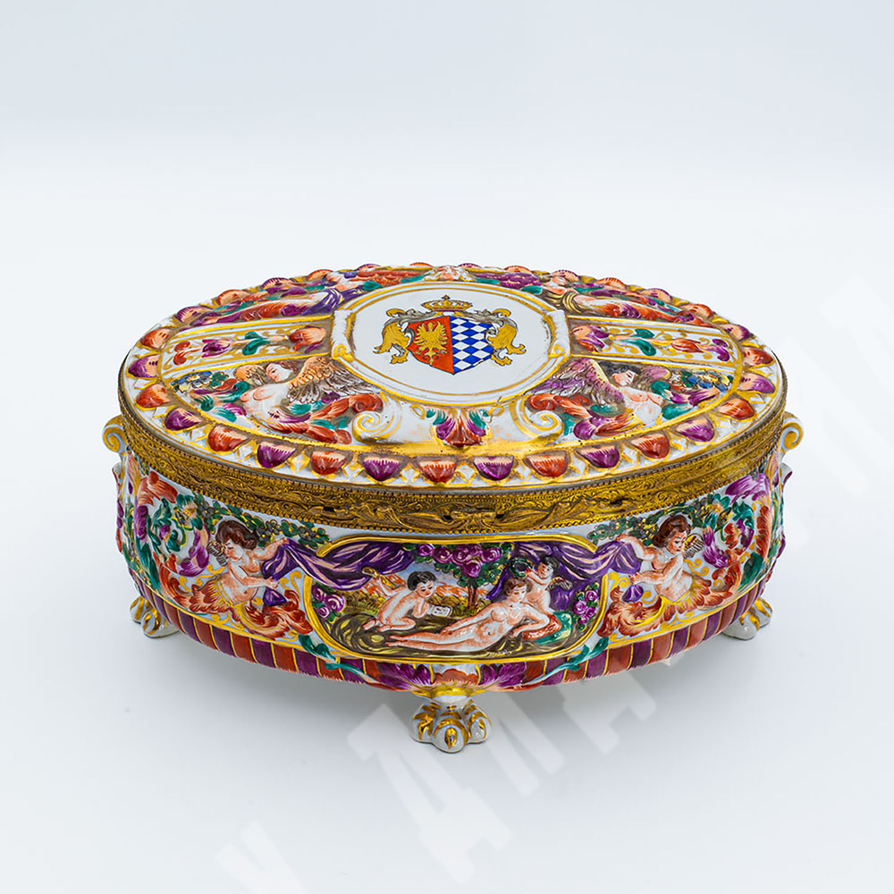 Фарфоровая шкатулка с гербом. Фарфор, ручная роспись. Италия, Каподимонте (Capodimonte). XIX в.