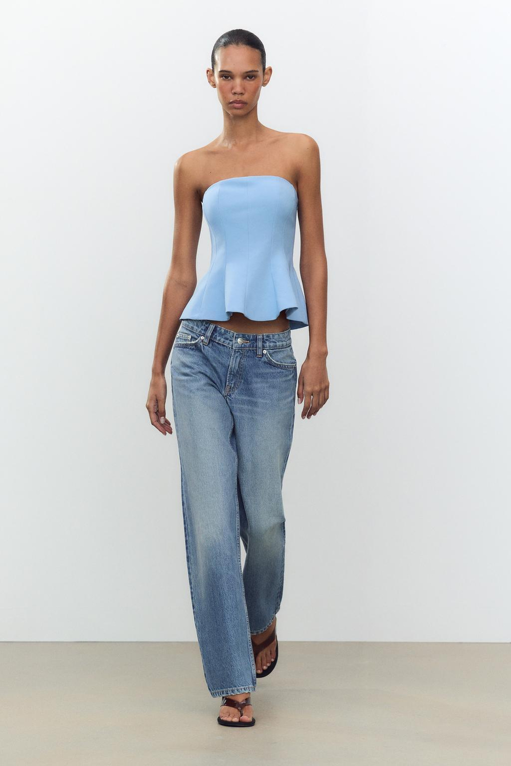 ZARA ТОП С БАСКОЙ И ОТКРЫТЫМИ ПЛЕЧАМИ, СИНИЙ