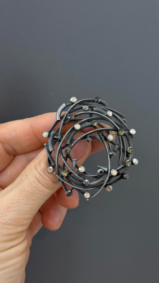 Брошь-подвеска венок из серых веток со светл., графит. и серыми кристаллами