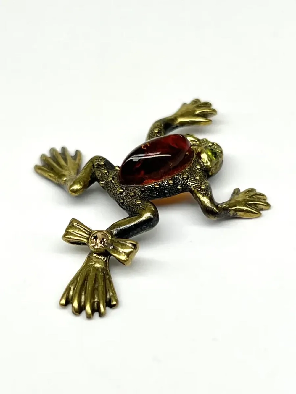 Бронзовая статуэтка на янтаре