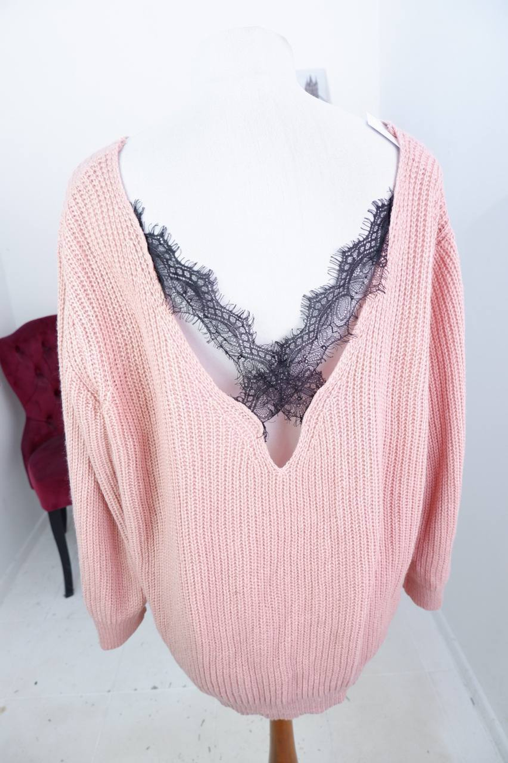 Свитер Shein объемный и с оригинальной спинкой, визуально на 52/54 размер