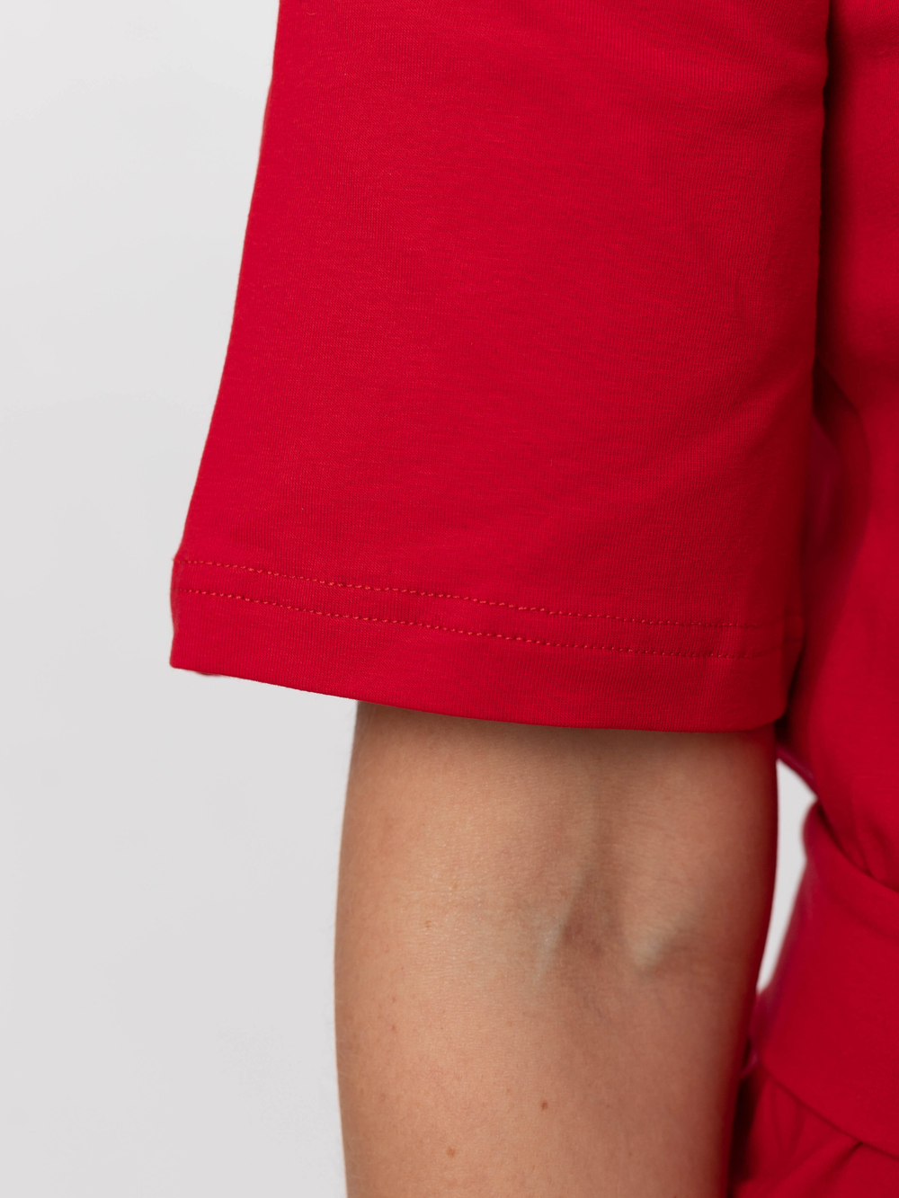 Платье спортивное с разрезами и поясом