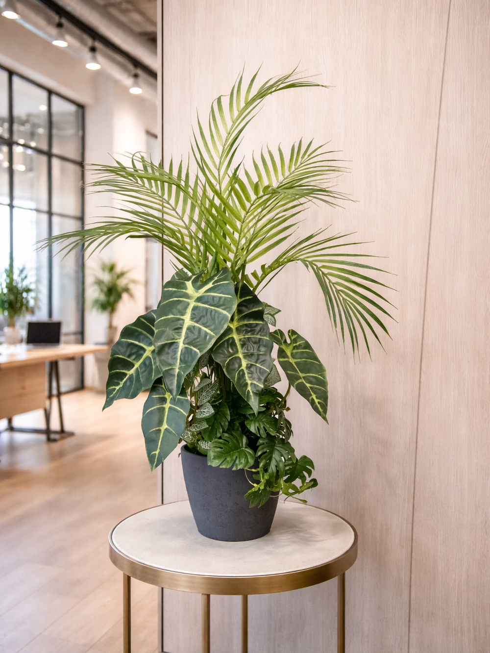 Искусственная пальма с зеленью 70см в кашпо