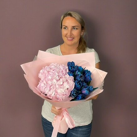 Купить Букет цветов «Космические тюльпаны с гортензией»