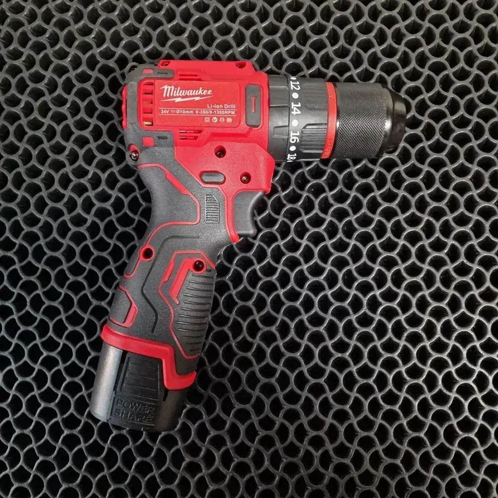 Milwaukee Дрель-шуруповерт, 24 В, 2 АКБ