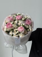 Букет из ранункулюсов и кустовых диантусов