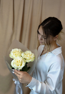 Букет комплимент (#445 ) Французские (вывернутые) белые розы 3 шт.