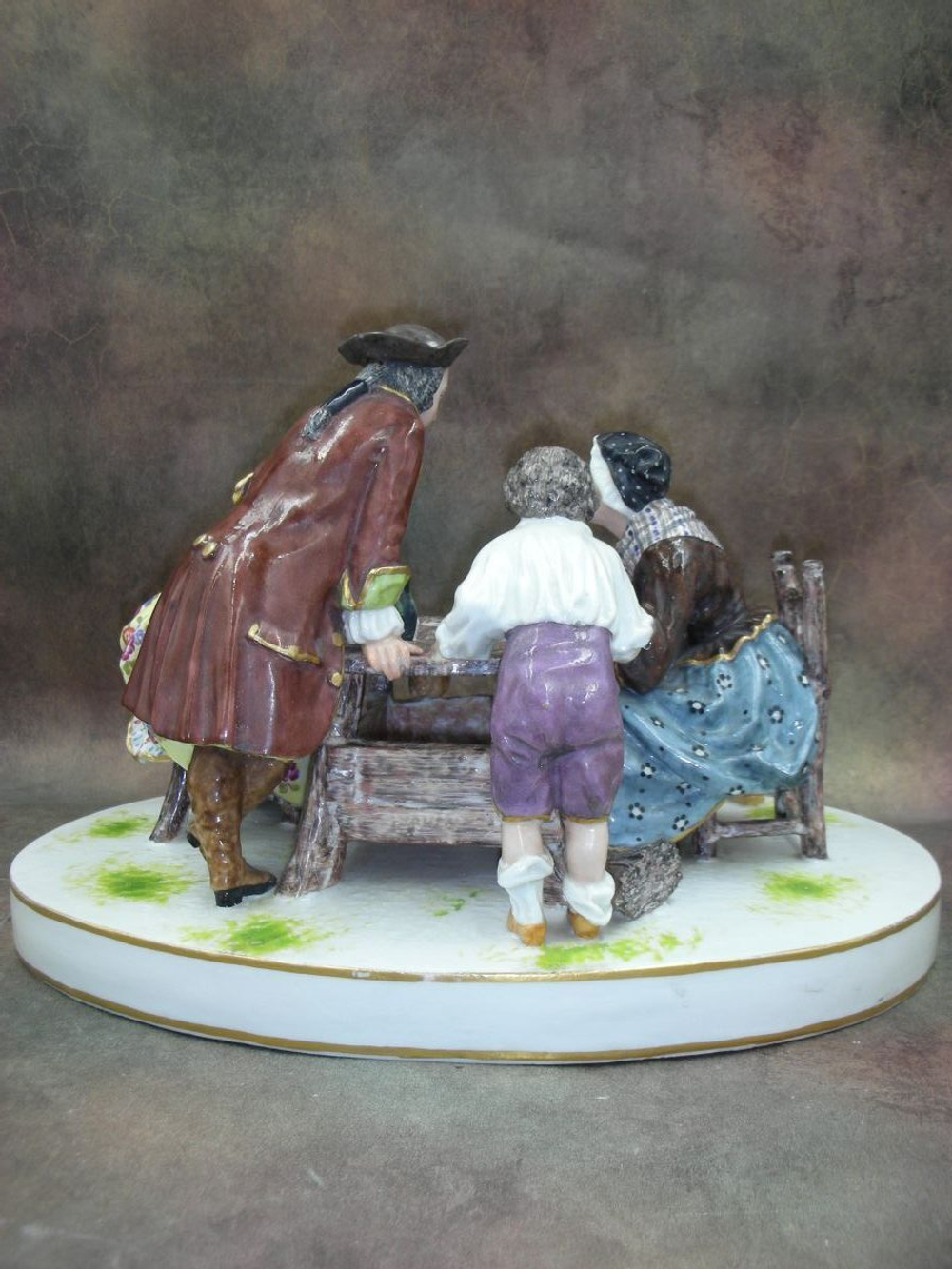 Статуэтка. Фарфор. Три судьбы на ладони. без марки