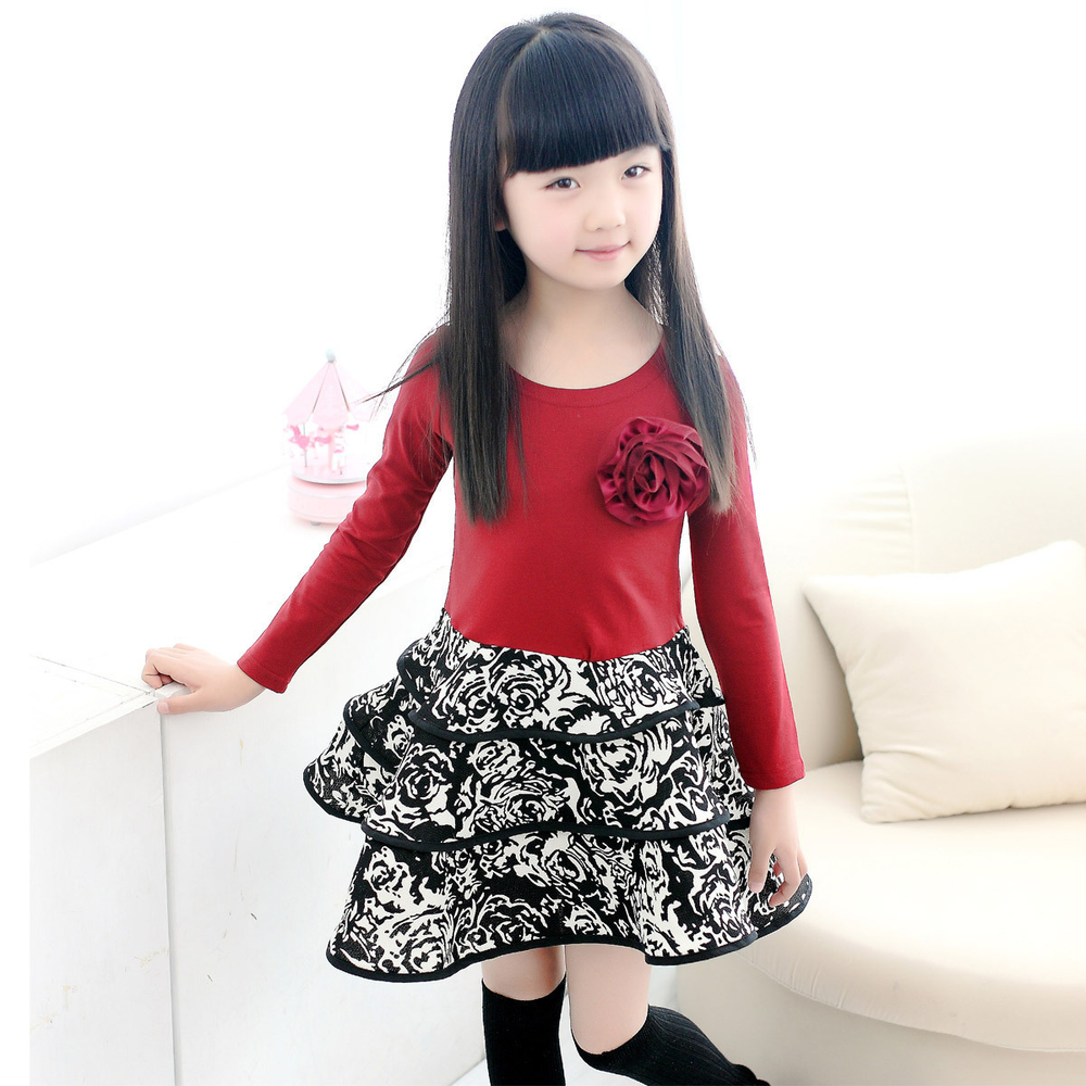 Платье с контрастной юбкой и аппликацией в виде цветка