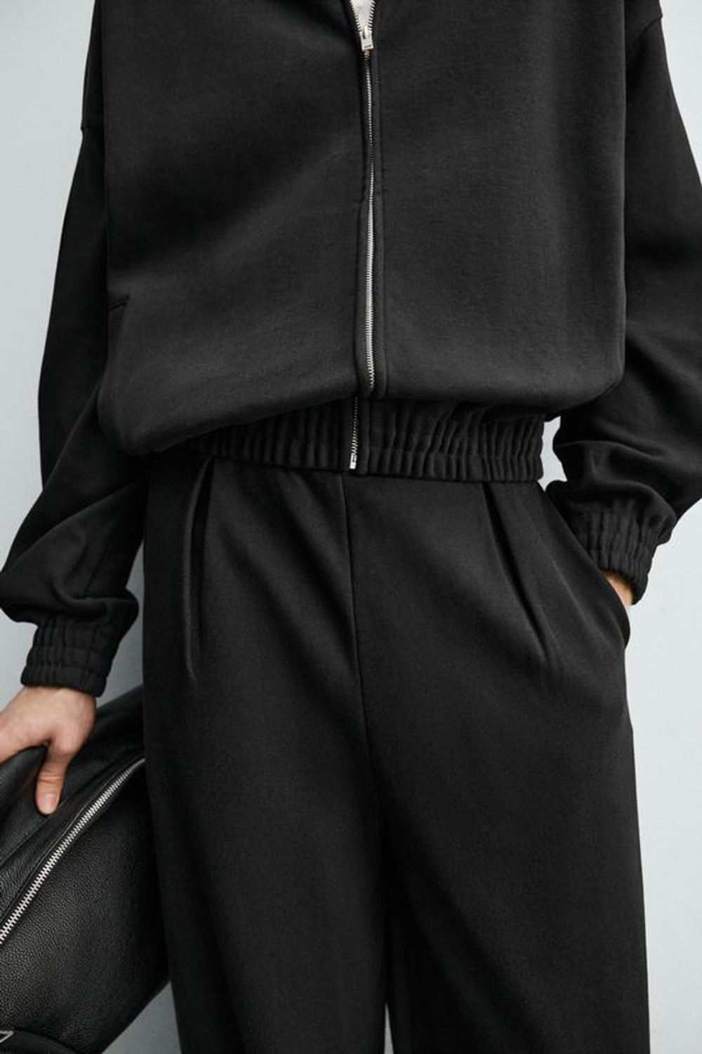 БРЮКИ-ДЖОГГЕРЫ WIDE FIT СО СКЛАДКАМИ, ЧЕРНЫЙ