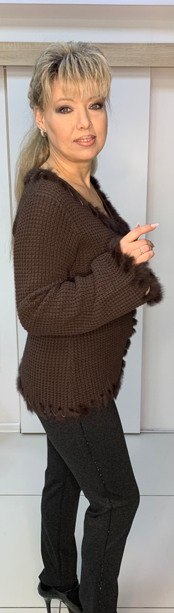 Коричневый джемпер с меховой отделкой