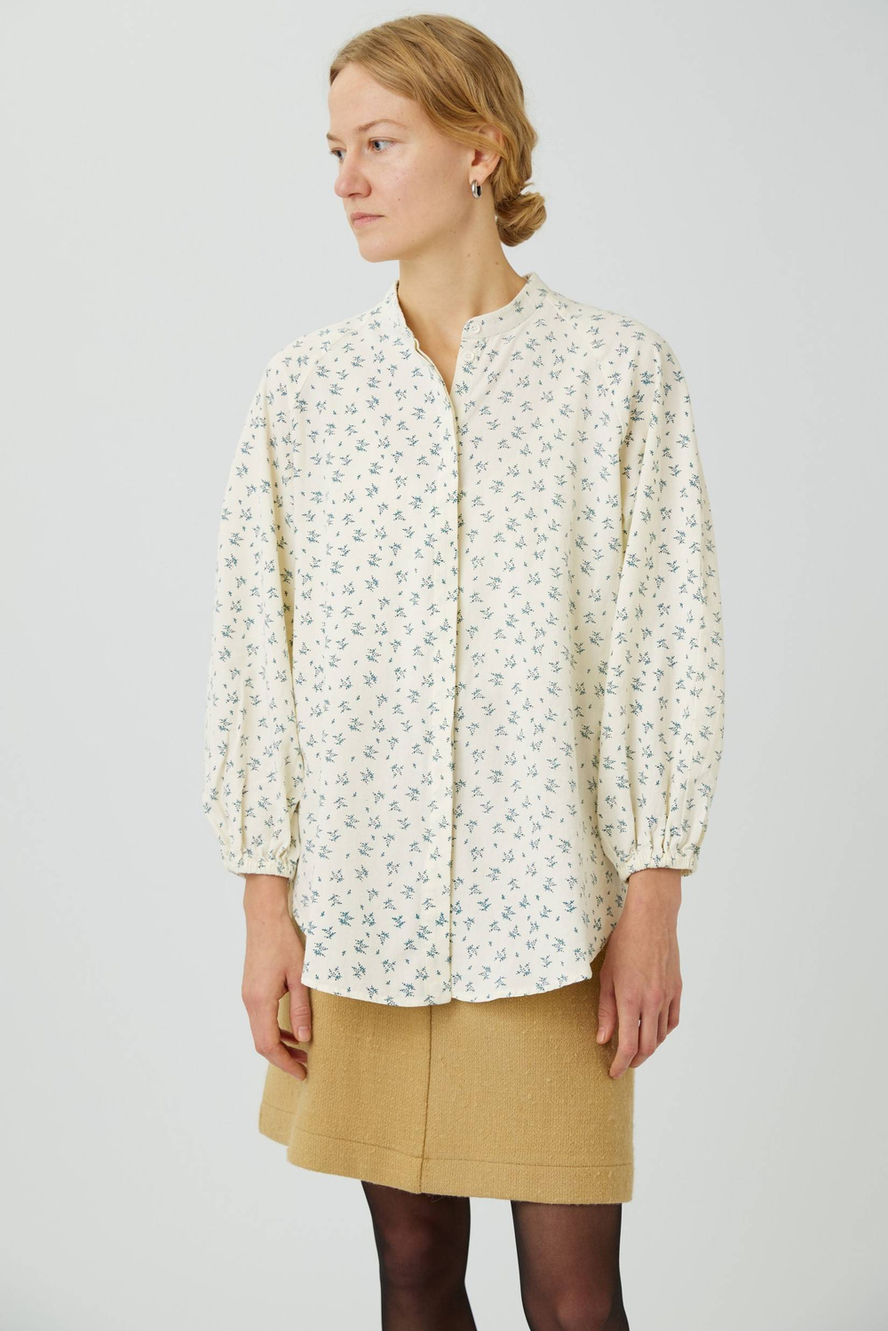 Рубашка покроя реглан молочная с синими веточками