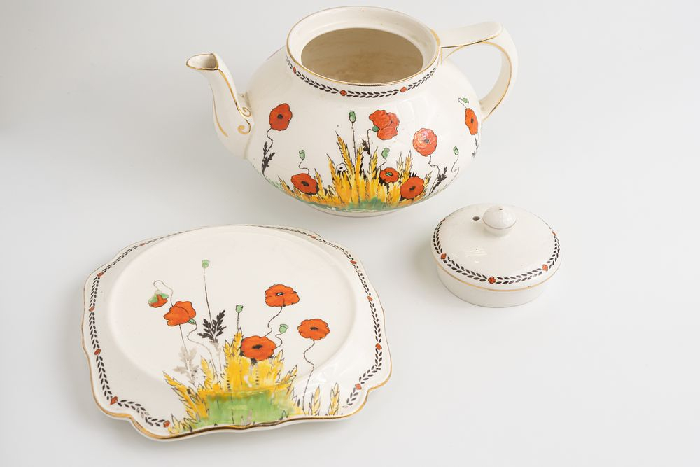 Чайник с подставкой в стиле ар-деко с маками