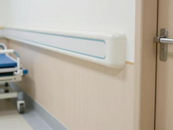 Коридоры и холлы стационаров: как HPL панели КМ1 повышают пожарную безопасность путей эвакуации