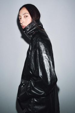 ZARA КУРТКА С БЛЕСТЯЩЕЙ ОТДЕЛКОЙ — ZW COLLECTION, ЧЕРНЫЙ