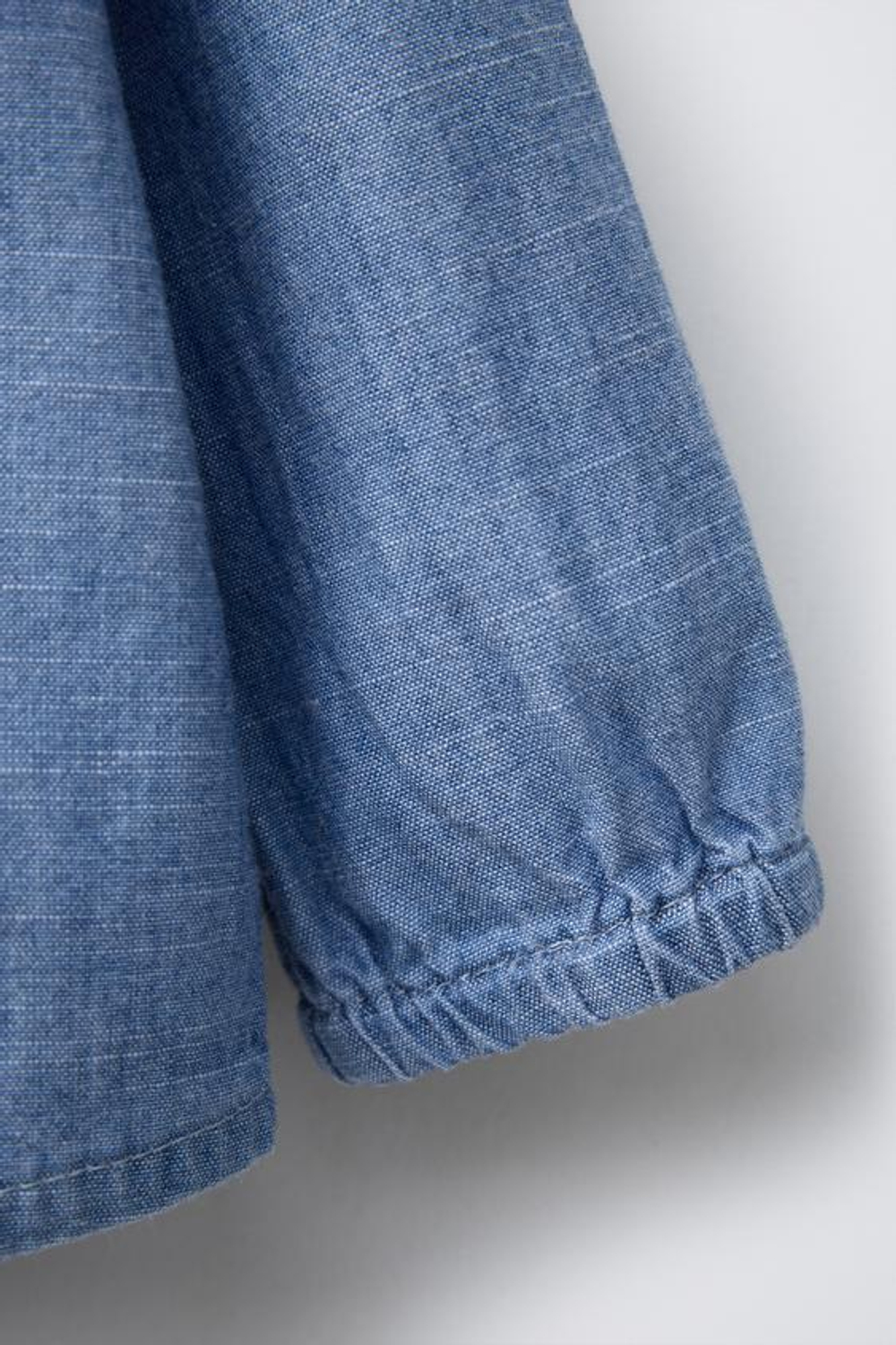 ZARA БЛУЗА ИЗ СТРУЯЩЕЙСЯ ДЖИНСОВОЙ ТКАНИ, ВЫЦВЕТШИЙ СИНИЙ