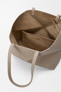 Loewe Средняя сумка-тоут Puzzle Fold из мягкой зернистой телячьей кожи, цвет глины