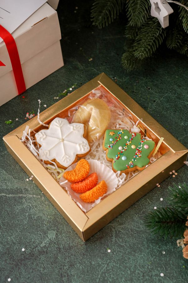 Два новогодних мини пряника, печенье с предсказаниями, три шоколадные дольки мандарина