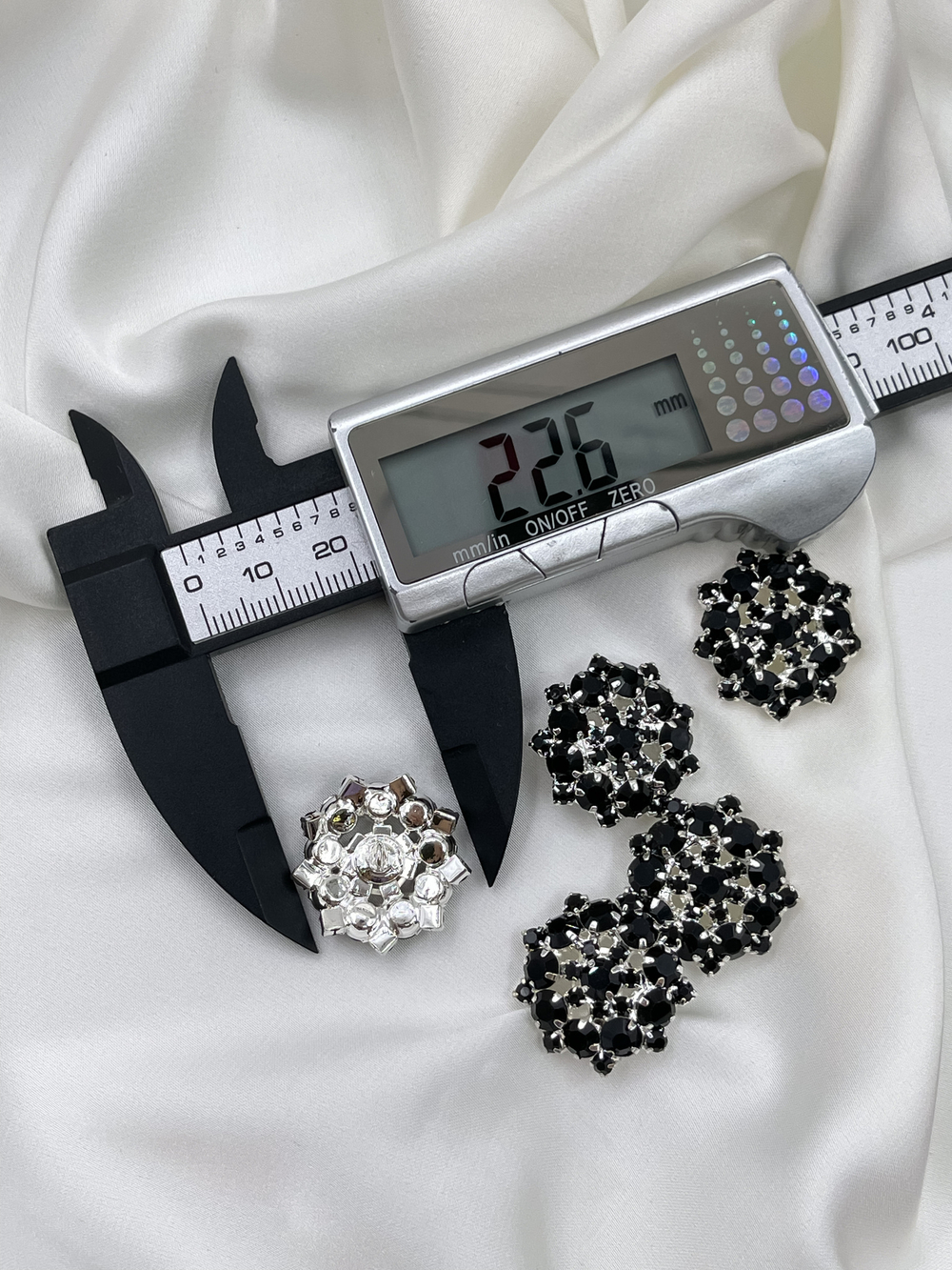 Пуговицы Стразы1 черные в серебре