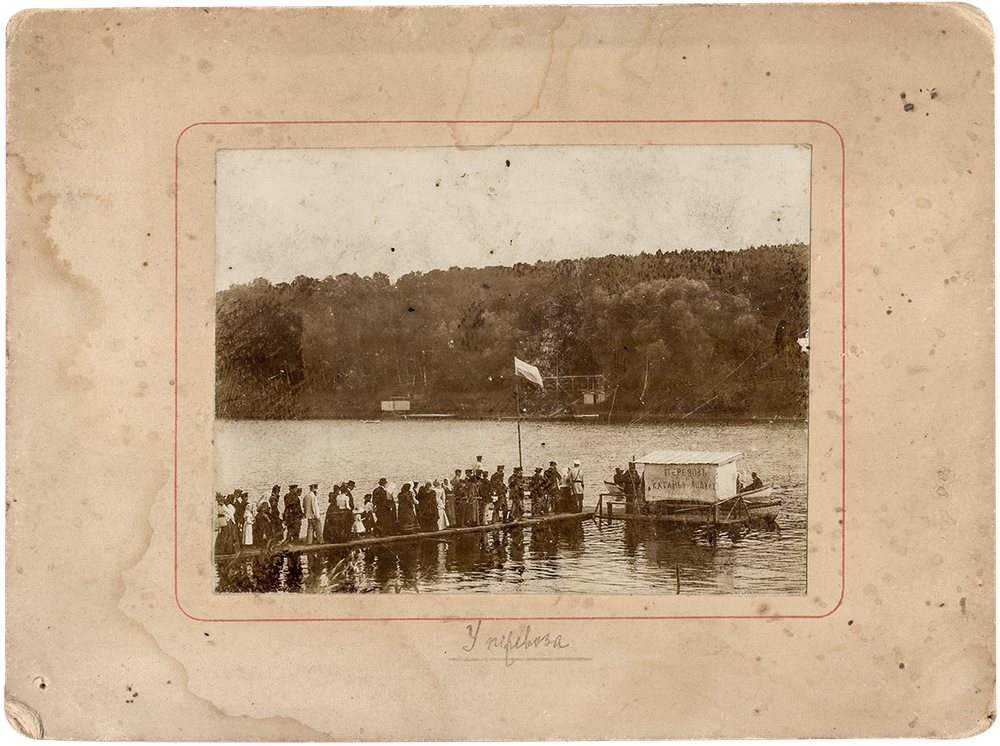 Перевоз. Катанья на лодках. Чёрно-белая фотография. Россия. 1900-е.