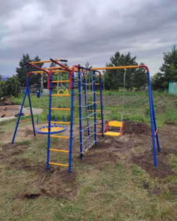 Уличный ДСК с двумя качелями с сеткой