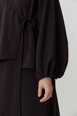 Блузка на запах из шоколадной шерсти