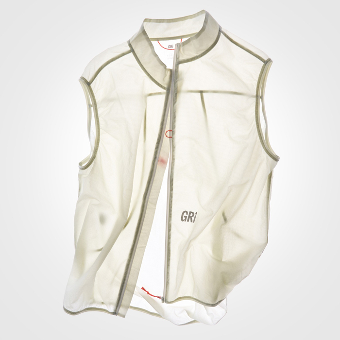 Куртки и жилеты