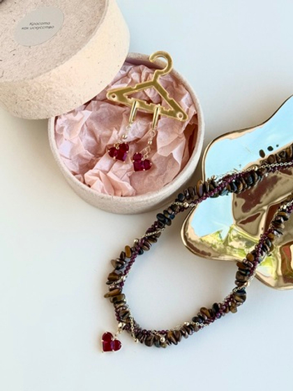 Колье из тигрового глаза и граната с подвеской сердце с фианитом