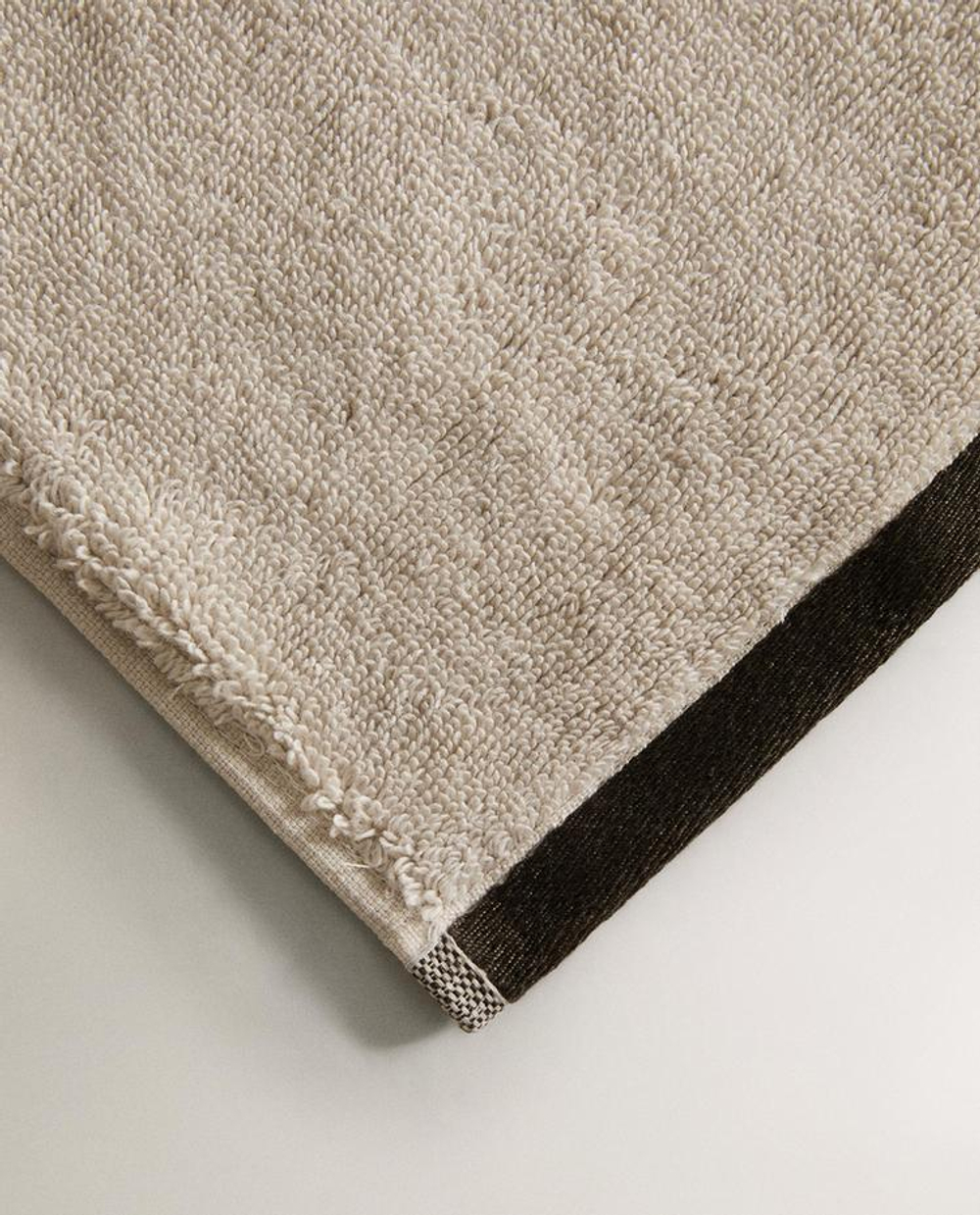 ZARA HOME БАННОЕ ПОЛОТЕНЦЕ С КАЙМОЙ, КАМЕННО-СЕРЫЙ