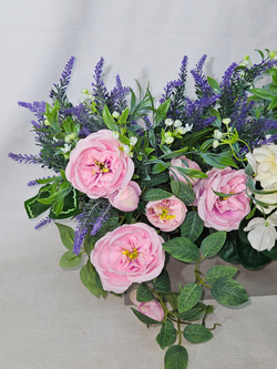 Композиция Мэри из цветов в длинном светлом кашпо