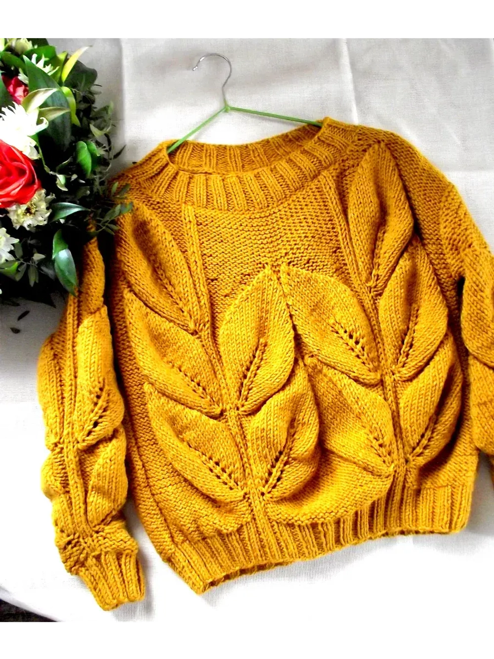 Свитер с листьями