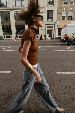 ZARA ТРИКОТАЖНЫЙ ТОП С ПУГОВИЦАМИ, КОРИЧНЕВЫЙ