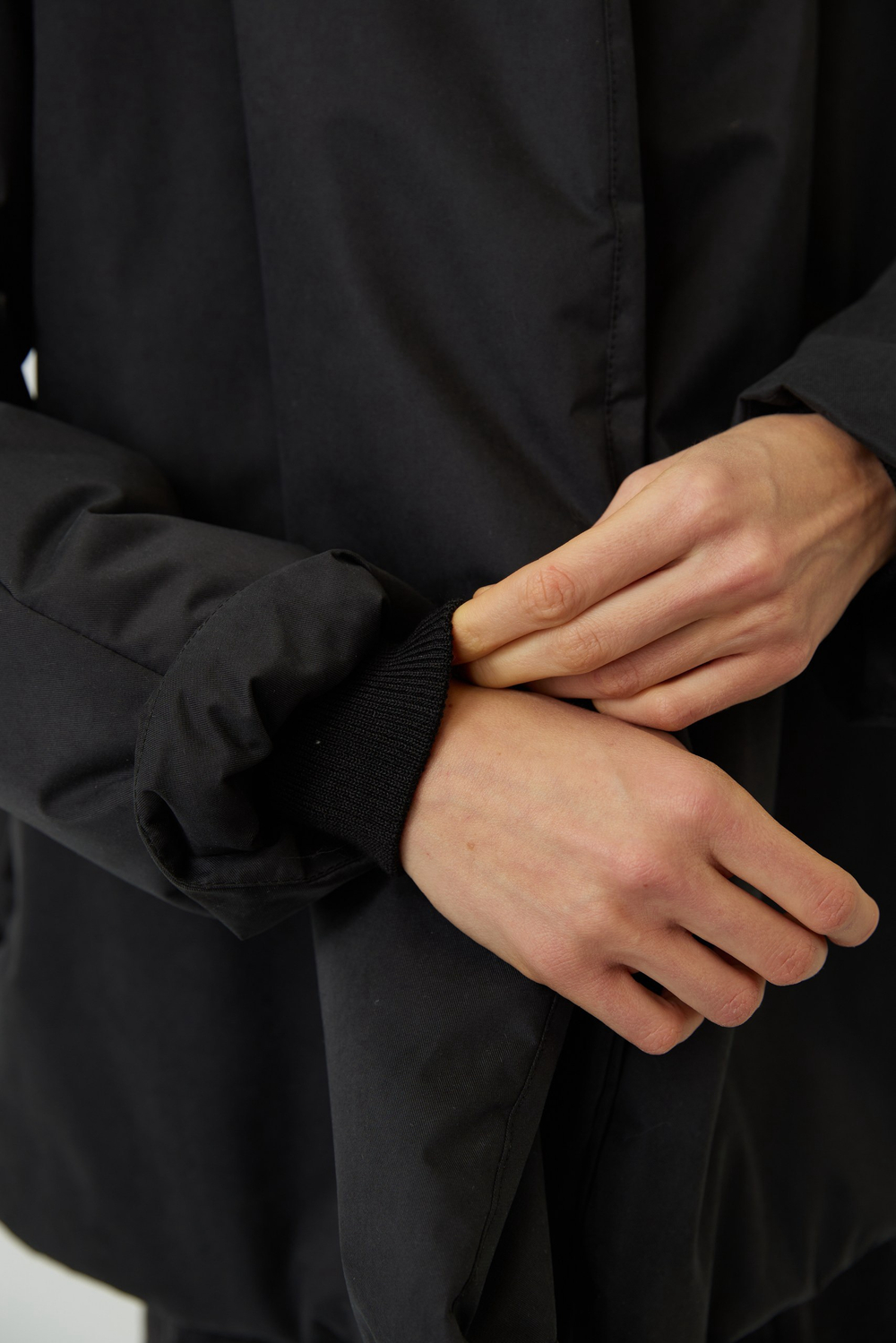 Зимняя куртка на запах из черной бархатистой мембраны